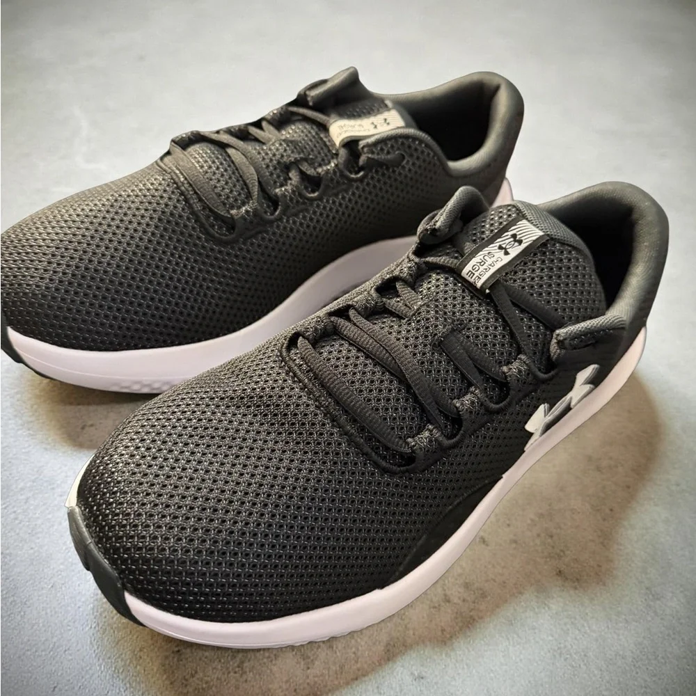 NWT Under Armour Surge 4 Running Shoes Black/Gray/White Size 10.5